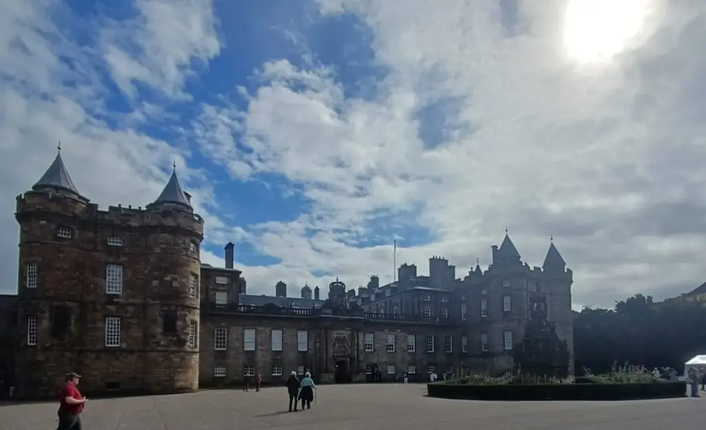 Palace of Holyroodhouse coach trip